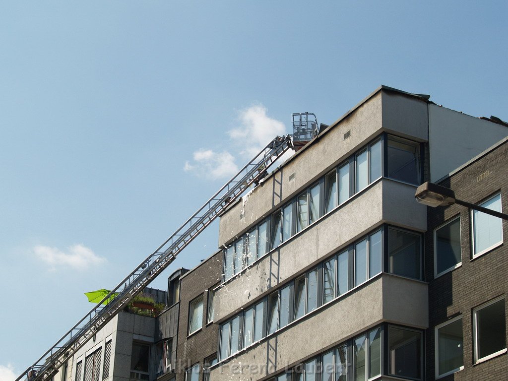 Brand Flachdach Koeln Agnesviertel  Huelchratherstr   P079.JPG